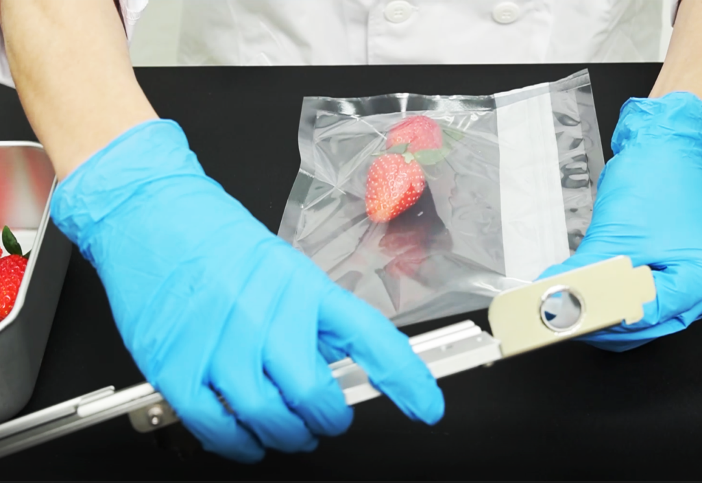 微生物検査前処理装置 フィルム培地用　ストマッカー袋にクリップを装着